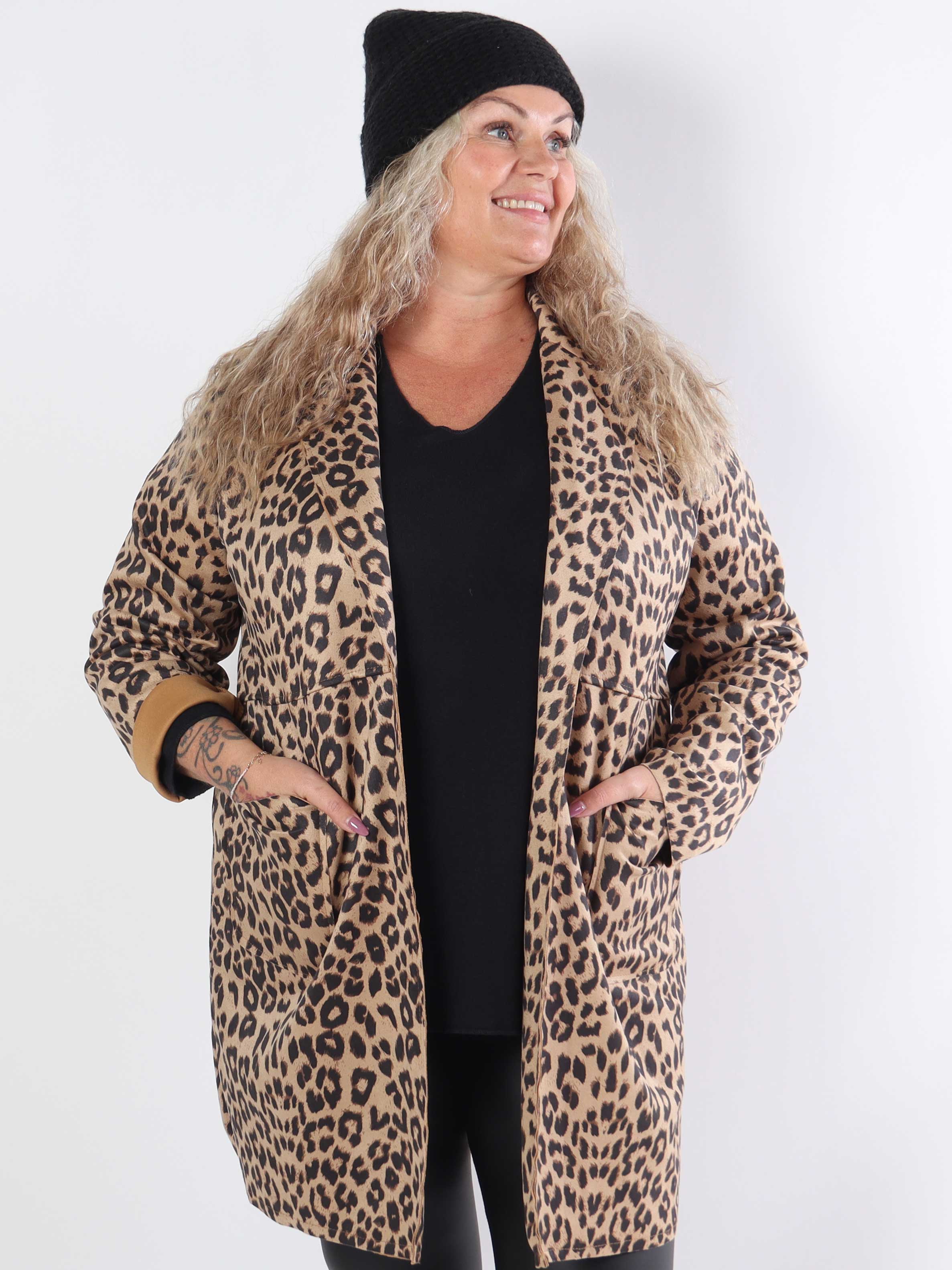 Belvi - Plus size-kappa i mockalook med leopardmönster